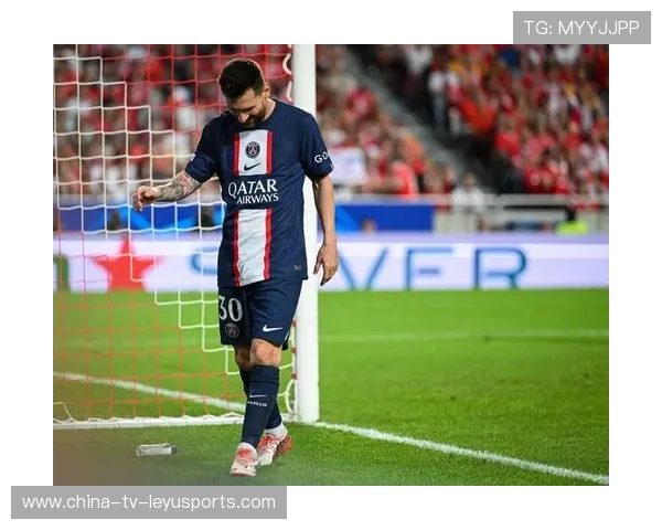 巴黎快速角球战术助攻，梅西近点补射建功